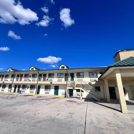 Oyo Garden Inn And Suites Pearsall I-35 East ภายนอก รูปภาพ