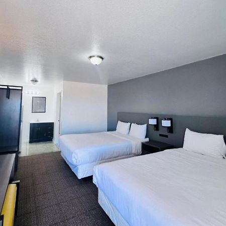 Oyo Garden Inn And Suites Pearsall I-35 East ภายนอก รูปภาพ