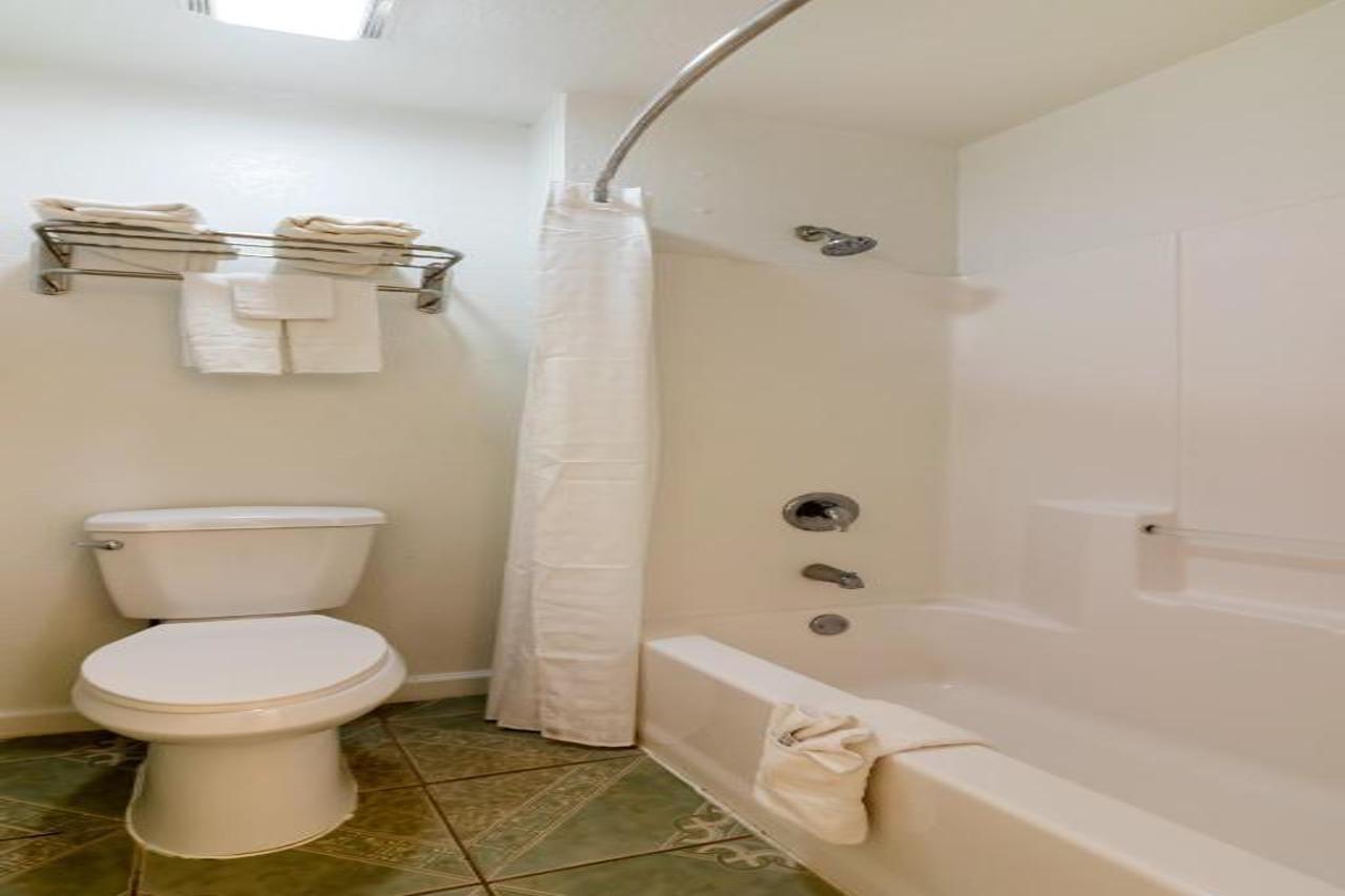 Oyo Garden Inn And Suites Pearsall I-35 East ภายนอก รูปภาพ