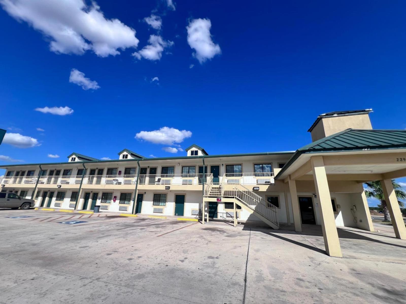 Oyo Garden Inn And Suites Pearsall I-35 East ภายนอก รูปภาพ