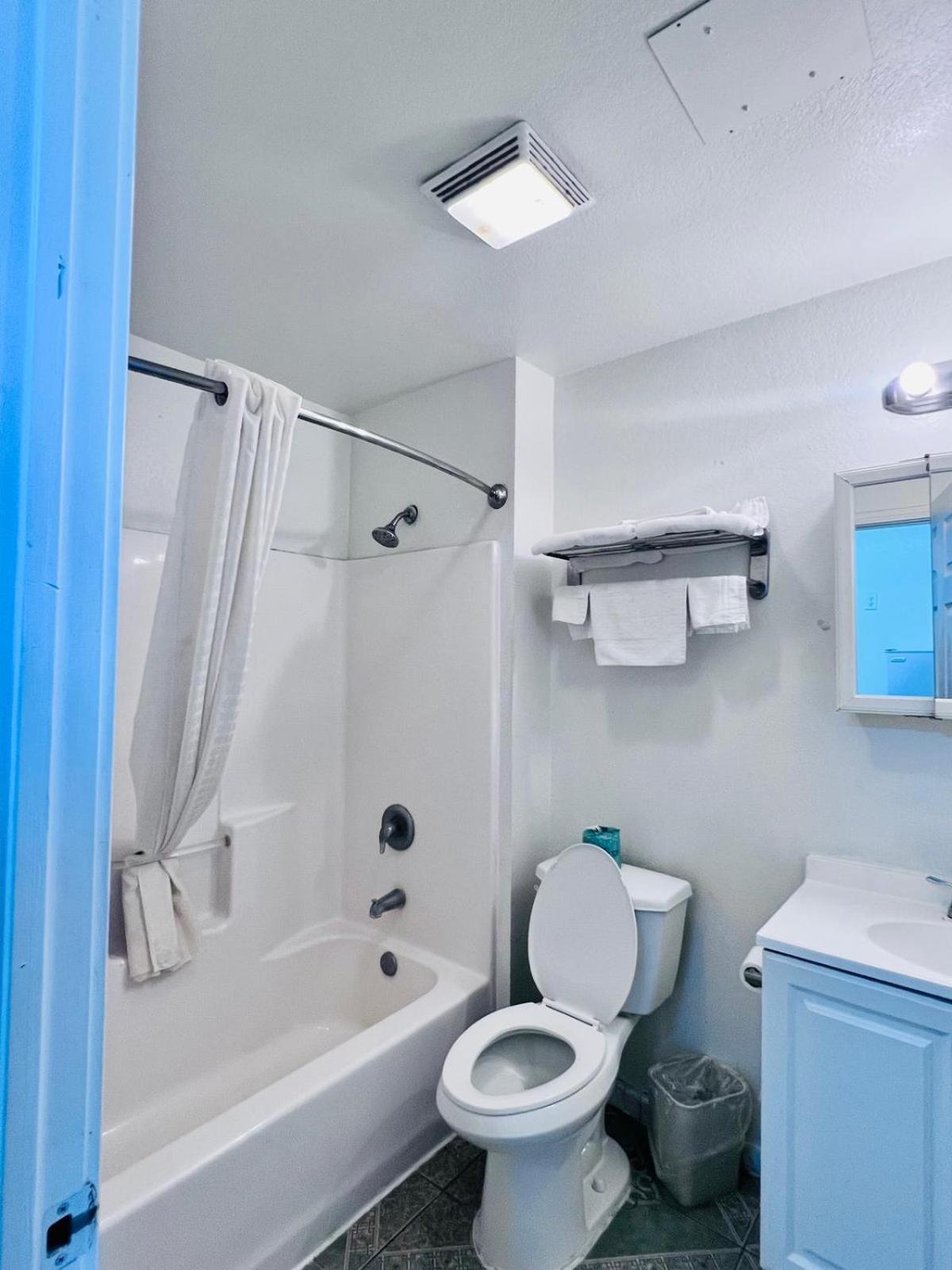 Oyo Garden Inn And Suites Pearsall I-35 East ภายนอก รูปภาพ