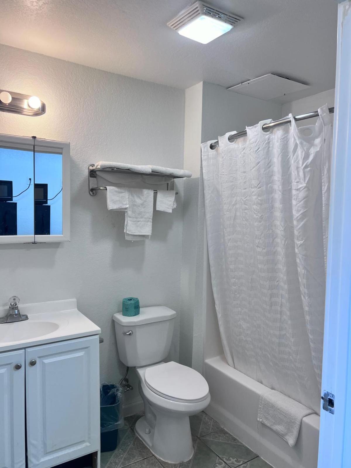 Oyo Garden Inn And Suites Pearsall I-35 East ภายนอก รูปภาพ