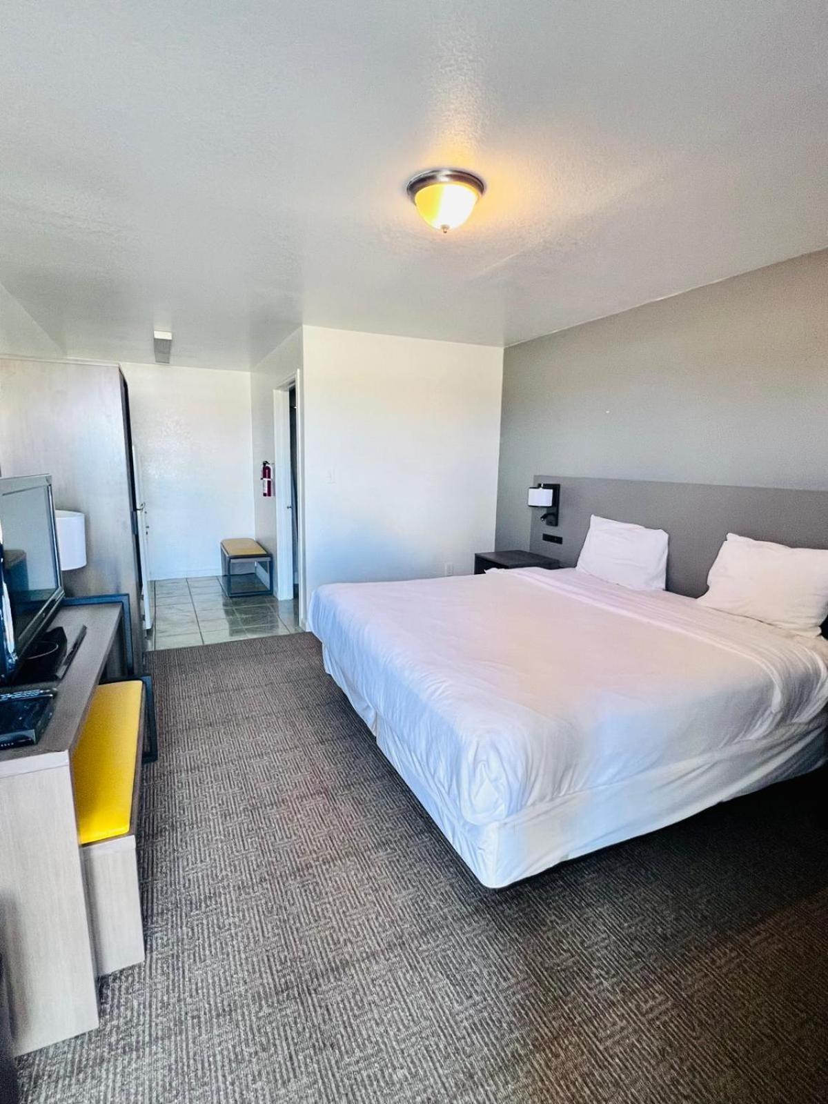 Oyo Garden Inn And Suites Pearsall I-35 East ภายนอก รูปภาพ
