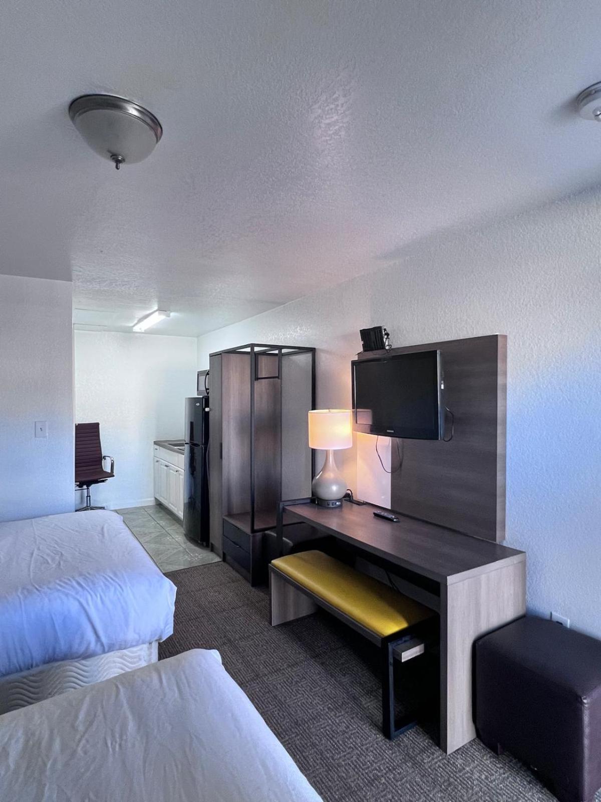 Oyo Garden Inn And Suites Pearsall I-35 East ภายนอก รูปภาพ