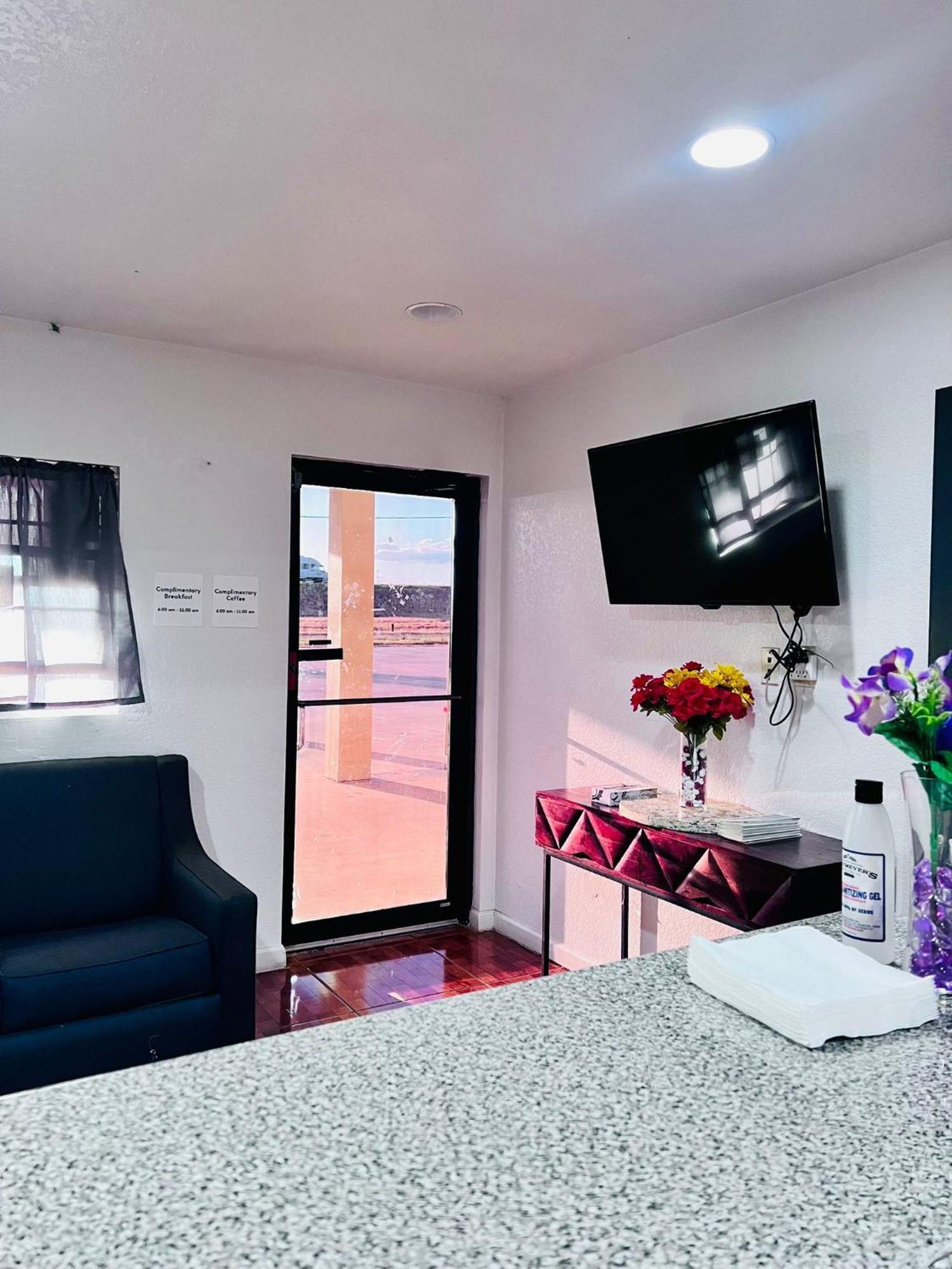 Oyo Garden Inn And Suites Pearsall I-35 East ภายนอก รูปภาพ
