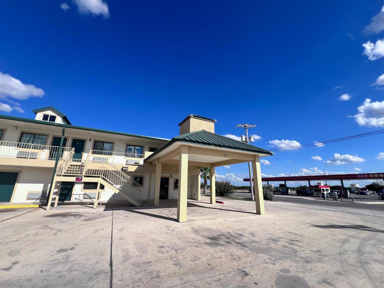 Oyo Garden Inn And Suites Pearsall I-35 East ภายนอก รูปภาพ